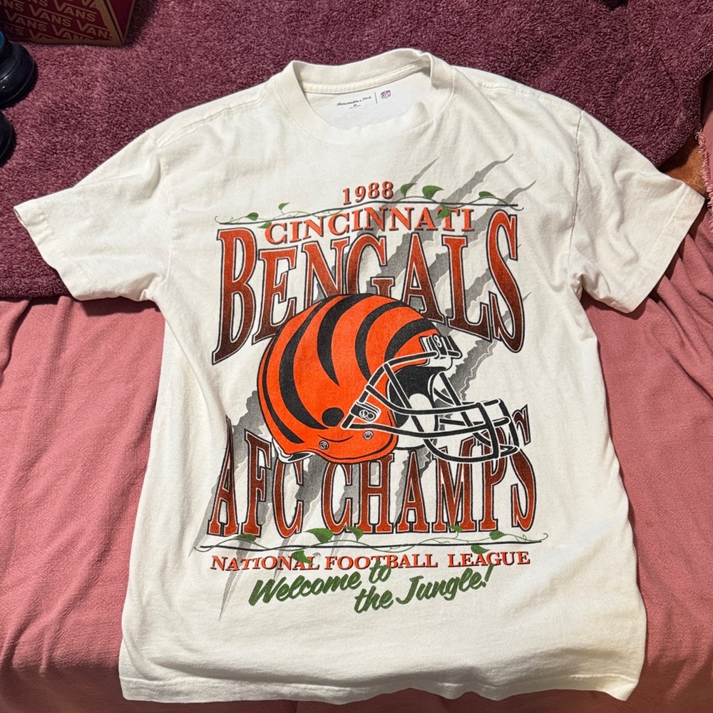 Abercrombie & Fitch White Graphic Tee